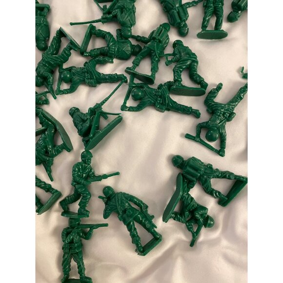 Schylling Classic Toy Soldier Set With 40 Green Army Men Figures - Picture 3 of 16